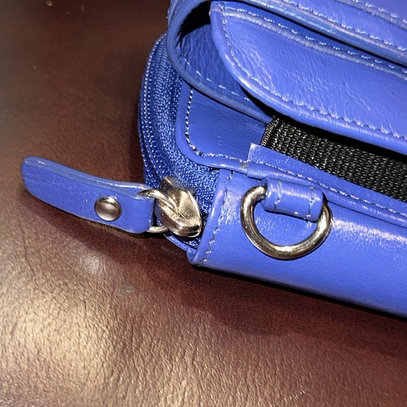 NWOT Danier Leather Crossbody Wallet - Picture 10 of 14